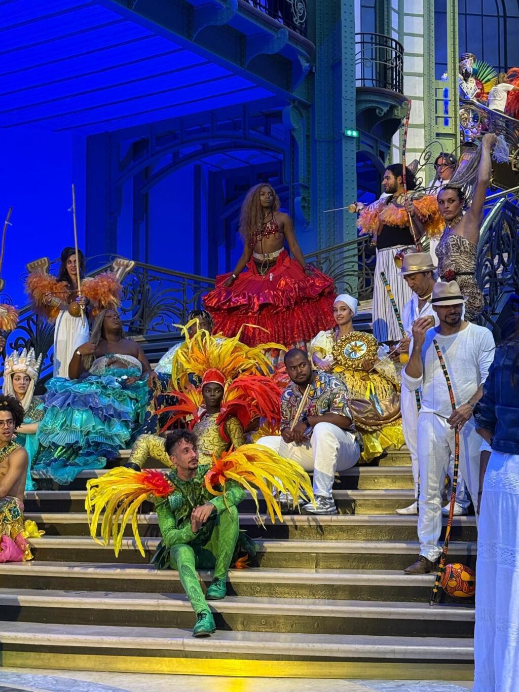 Puma Camillê (de vermelho, no centro) com o grupo Capoeira para Todes.