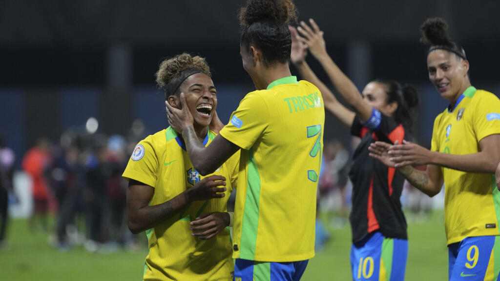 Jogadoras da seleção brasileira celebram a classificação para as semifinais da Copa América feminina disputada no Equador em 25 de julho de 2025.
