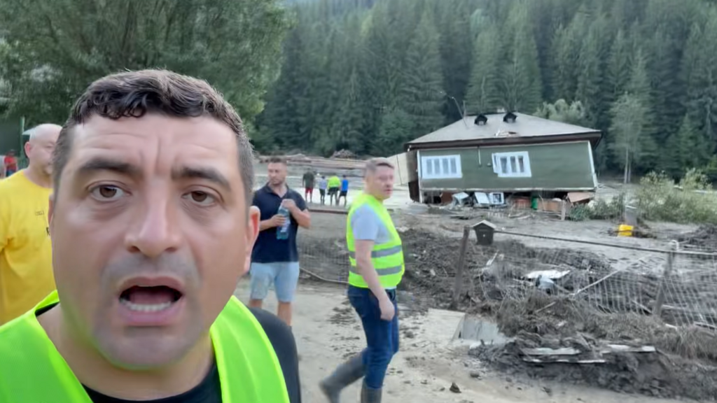 George Simion, președintele AUR, se filmează în timp ce susține un discurs la Broșteni, județul Suceava, 31 iulie 2025 (captură video)