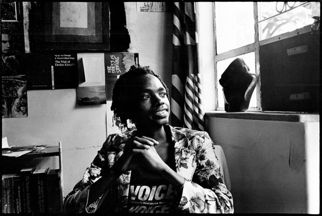 Photo de Dambudzo Marechera prise en 1986 dans son appartement au 8 Sloane Court (Harare).