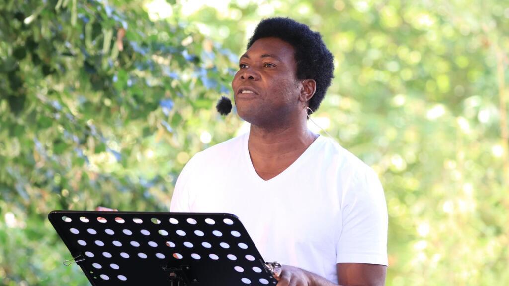 Étienne Minoungou, lors de la lecture du texte "Traces", au Théâtre de la Tempête - Juillet 2020.