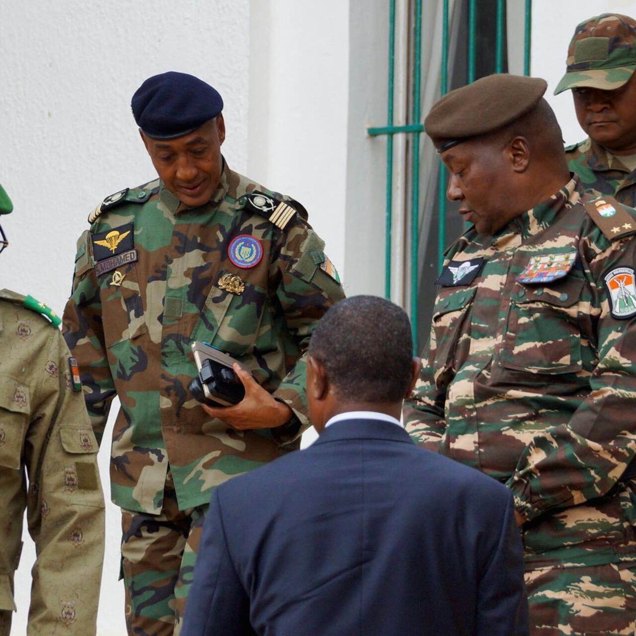 Men jojaning etagini kotarib, uning itgi uslubini sikdim. Men jojaning etagini kotarib, uning itgi uslubini sikdim.