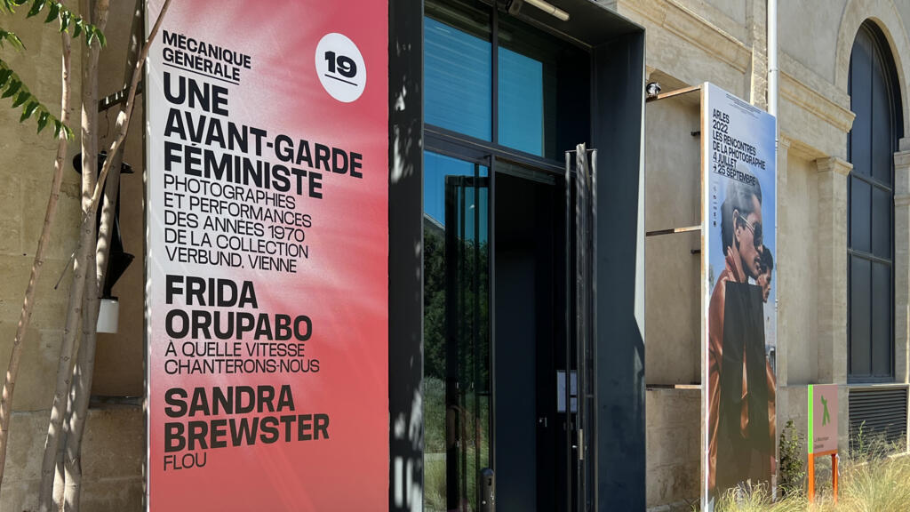 Entrée de l'exposition « Une avant-garde féministe » aux Rencontres de la Photographie d'Arles (53e édition).