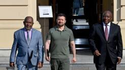Le président comorien, Azali Assoumani (g.), et Cyril Ramaphosa (dr.) entourent le président ukrainien, Volodymyr Zelensky, le 16 juin 2023.