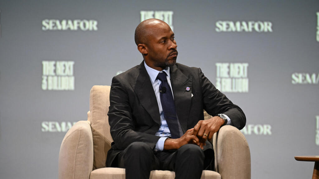 Patrick Muyaya, ministre de la Communication et porte-parole de l'État de la RDC, s'exprime sur scène lors de l'événement « The Next Three Billion @ UNGA Week » à l'hôtel New York Marriott Marquis, le 24 septembre 2025 à New York.