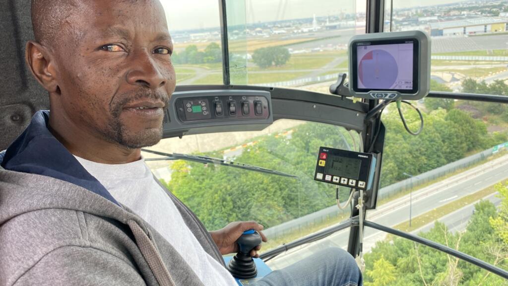 Bouba Dramé est grutier depuis 15 ans. Il est ici dans sa cabine, à 70 mètres d'altitude.