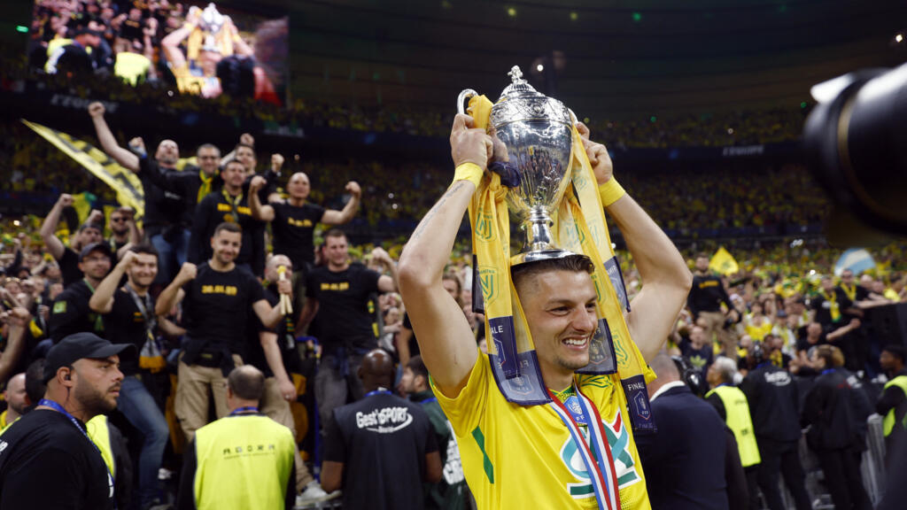 Andrei Girotto ergue o troféu de campeão da Copa da França, título conquistado pelo Nantes no sábado, 7 de maio.