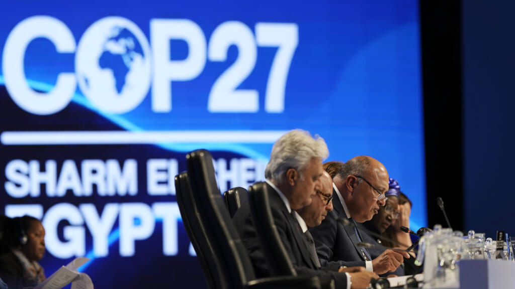 Sameh Shoukry, presidente de la COP27 (derecha) en la sesion plenaria de cierre, el domingo en Sharm el Sheij.