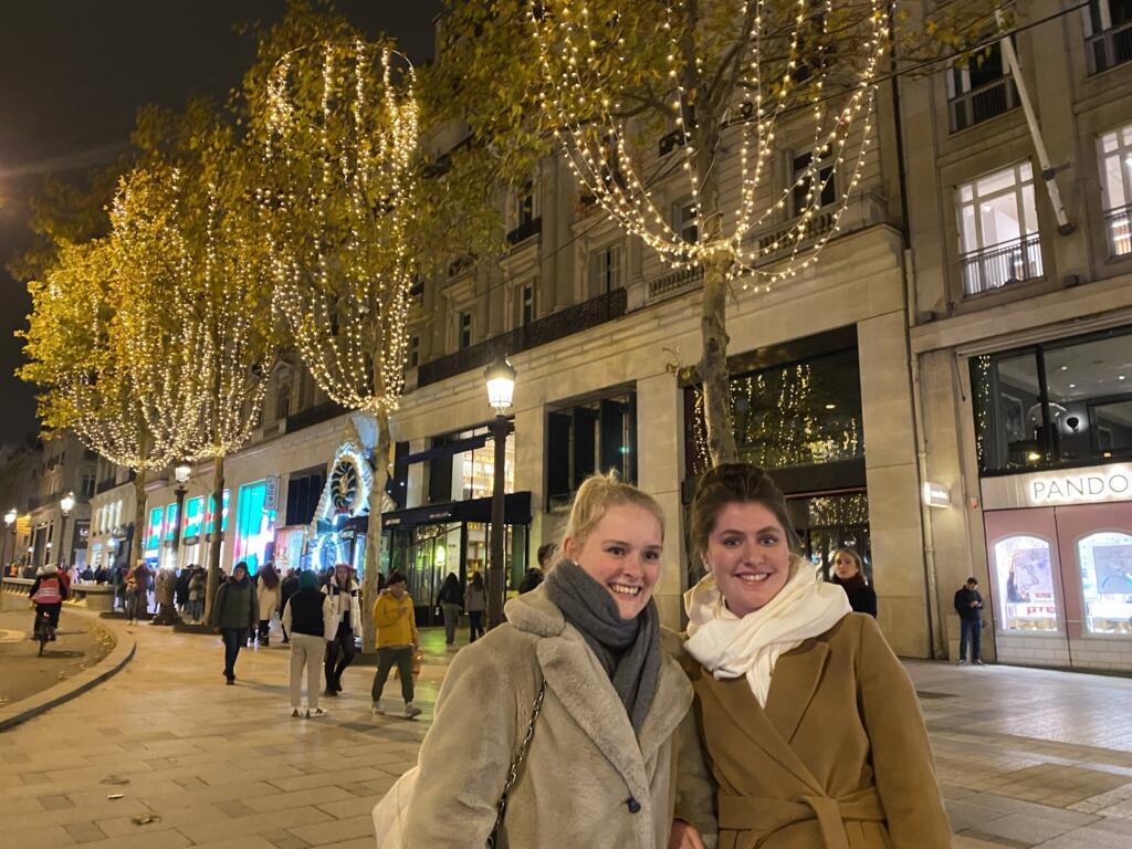 Turistas alemãs Pauline e Lea Marie, de 20 e 21 anos, aprovaram a iniciativa de Paris e diminuir o tempo de iluminação da avenida Champs Elysées. (29/11/2022)