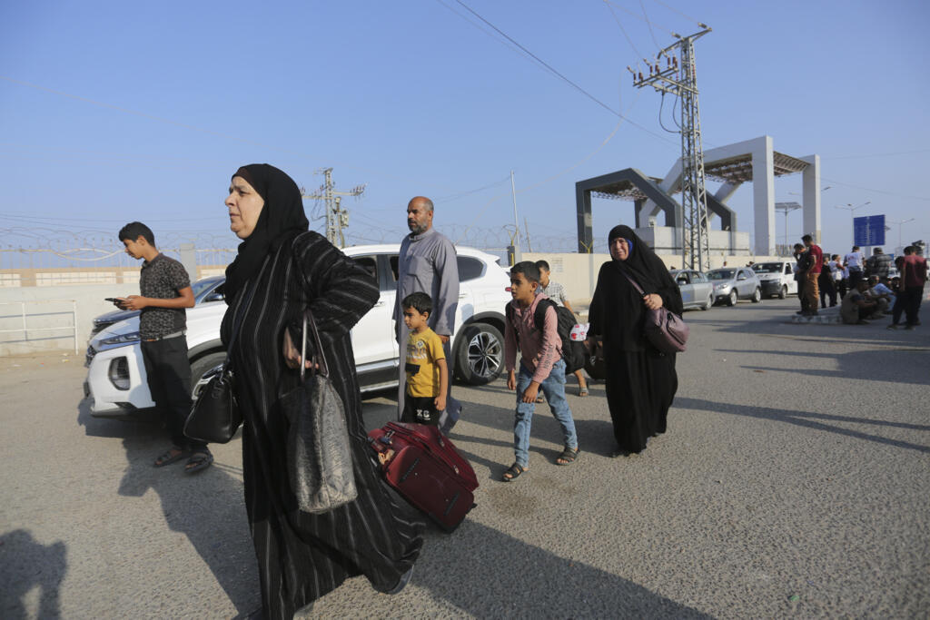Des Palestiniens commencent à franchir le terminal de Rafah pour entrer en Egypte, depuis le sud de la bande de Gaza, le 1er novembre 2023. 450 étrangers et bi-nationaux doivent traverser la frontière aujourd'hui.