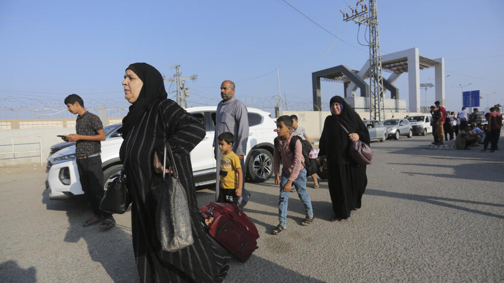 Des Palestiniens commencent à franchir le terminal de Rafah pour entrer en Égypte, depuis le sud de la bande de Gaza, le 1er novembre 2023. (Image d'illustration)