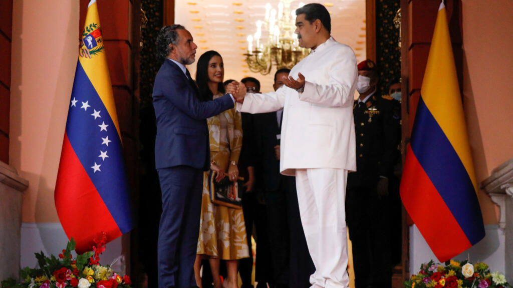 O Presidente da Venezuela, Nicolás Maduro, e o embaixador da Colômbia na Venezuela, Armando Benedetti, após reunião no Palácio Miraflores, em Caracas, Venezuela, a 29 de Agosto de 2022.