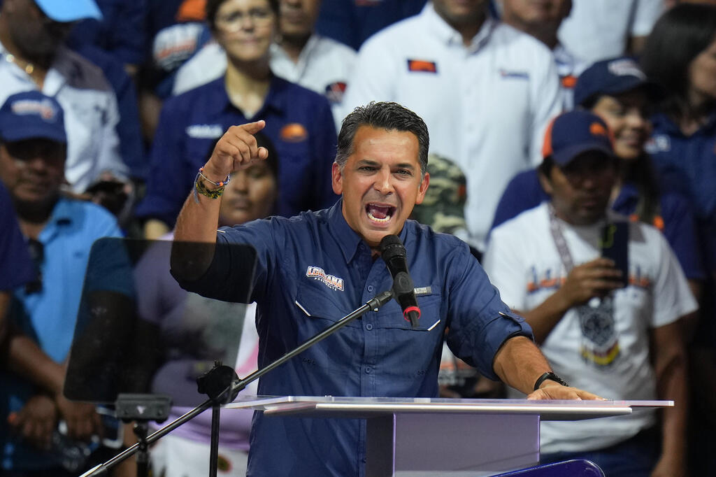 O candidato presidencial Ricardo Lombana fala aos apoiantes durante um comício de campanha, na Cidade do Panamá, terça-feira, 30 de abril de 2024.
