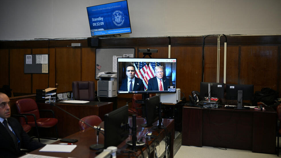 Wakili wa Donald Trump Todd Blanche na Rais Mteule Donald Trump wanaonekana kwenye skrini katika Mahakama ya Jinai ya Manhattan huko New York, Marekani, Ijumaa, Januari 10, 2025.