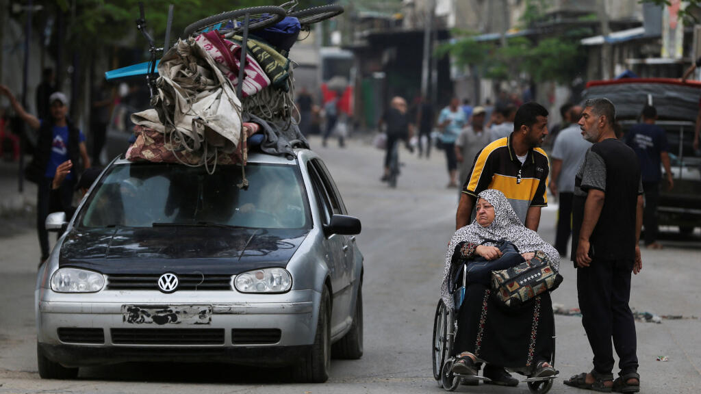 Des Palestiniens voyagent dans des véhicules et à pied avec leurs affaires alors qu'ils fuient Rafah en raison d'une opération militaire israélienne, à Rafah, dans le sud de la bande de Gaza, le 28 mai 2024.