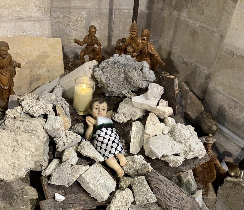 Em Belém, um presépio representa Jesus sob escombros.