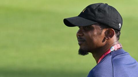 Mwanasoka wa zamani na rais wa sasa wa Shirikisho la Soka la Cameroon, Samuel Eto'o, wakati wa mazoezi ya mwaka 2022 huko Doha wakati wa Kombe la Dunia nchini Qatar.