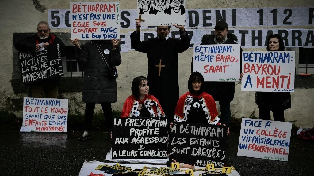 Des membres de l'association Mouv'Enfants brandissent des pancartes lors d'une manifestation contre des abus présumés devant "Le beau Rameau", un complexe scolaire et lycée catholique français à Lestelle-Betharram, dans le sud-ouest de la France, le 12 février 2025. (Image d'illustration)