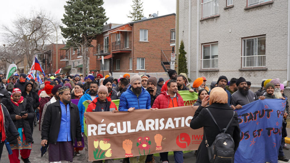 Kutokana na maamuzi yaliyochukuliwa na Ottawa, serikali ya Quebec tayari imeomba mara kadhaa kuweza kusimamia uhamiaji kwa kujitegemea, daima bila mafanikio. Hapa, waandamanaji wanadai haki zaidi kwa wahamiaji, wakimbizi na wahamiaji, pamoja na kuhalalishwa kwa wahamiaji wasio na vibali mjini Montreal, Machi 16, 2024.