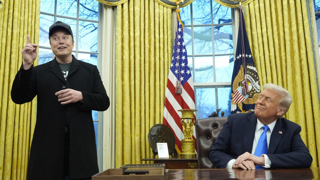 O presidente Donald Trump ouve enquanto Elon Musk fala no Salão Oval da Casa Branca, terça-feira, 11 de fevereiro de 2025, em Washington. (Foto/Alex Brandon)
