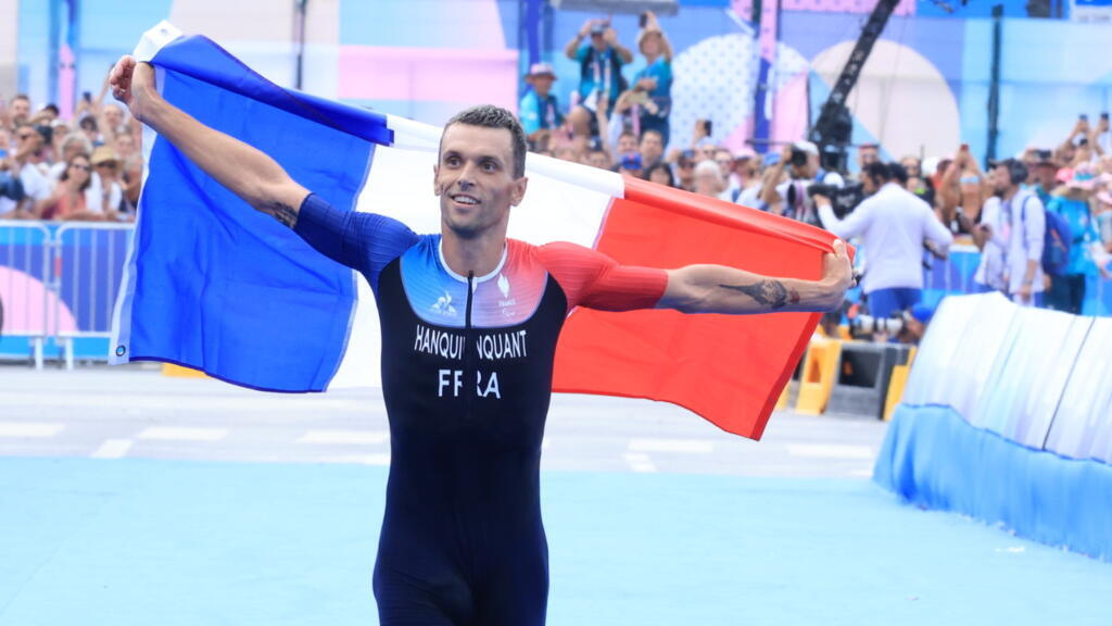 Victoire du triathlète PTS4 Alexis Hanquinquant, porte-drapeau de la France aux Jeux paralympiques.
