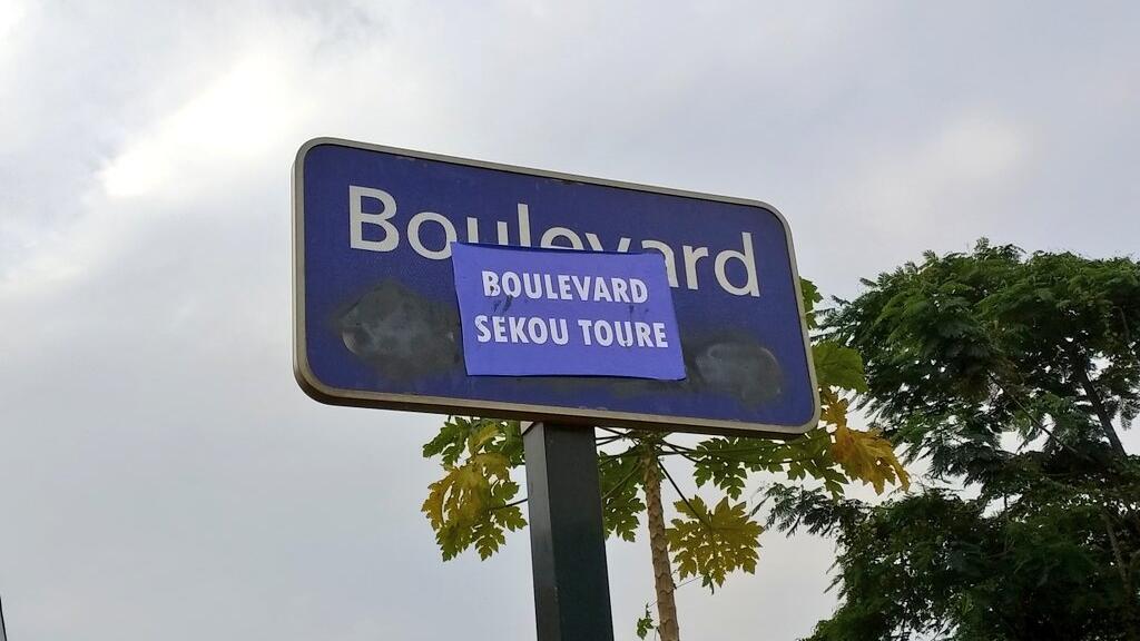 Le Boulevard de France, qui traverse la capitale économique d'est en ouest, a été renommé Boulevard Sekou Touré du nom de l'ancien président guinéen, père du panafricanisme, par de mystérieux militants.