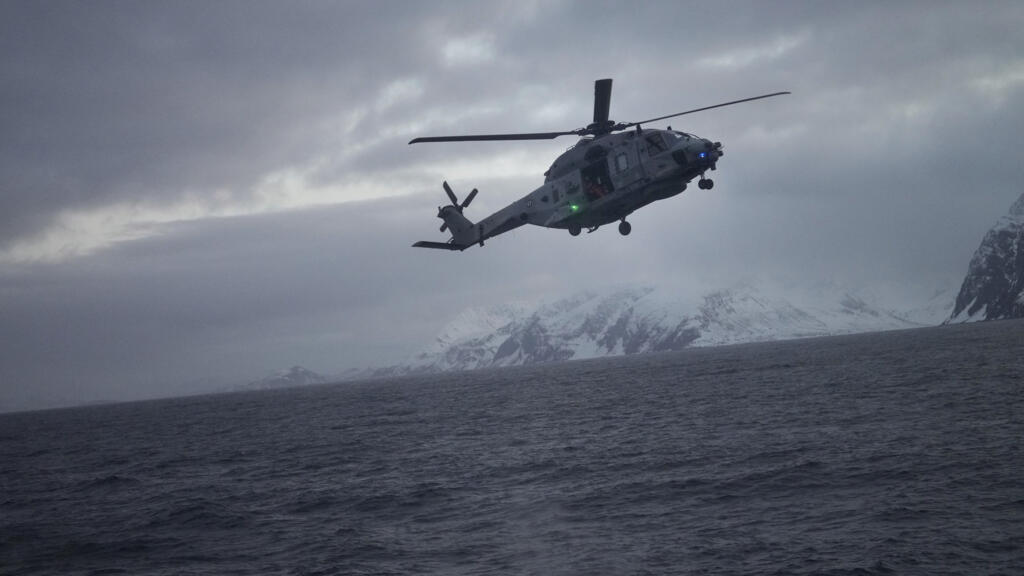 Un hélicoptère s'approche pour atterrir sur la frégate de la marine française «Normandie», lors d'une patrouille au nord du cercle polaire arctique, le jeudi 7 mars 2024 (image d'illustration).