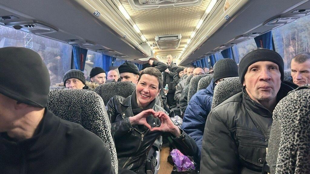 Maria Kolesnikova, (ở giữa), nhân vật chủ chốt của phe đối lập Belarus, ngồi trên xe buýt cùng các tù nhân khác sau khi được thả khỏi trại giam ở Belarus, tại biên giới Ukraina-Belarus, ngày 13 tháng 12 năm 2025.
