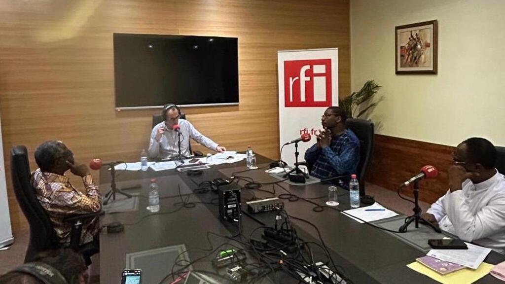 Juan Gomez à l'hôtel Azelaï à Cotonou avec ses invités : Théodore Hola, Gilles Yabi et Père Nathanaël Soédé.