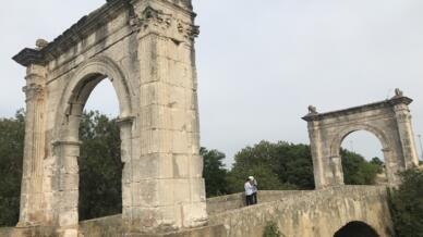 Cầu Flavien có từ thế kỷ I trước Công nguyên, ngay lối vài thành phố Saint-Chamas.