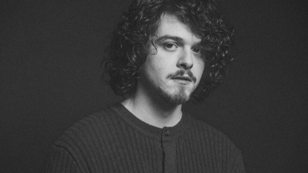 Debutul discografic pentru Paul Tihan s-a întâmplat în 2021 prin albumul "Culorile Tale". A urmat în 2024 "Din Noile Căderi Am Să Adun Tot Zborul", album lansat împreună cu trupa sa. Acum, în primăvara lui 2025, este momentul pentru EP-ul "Noduri".