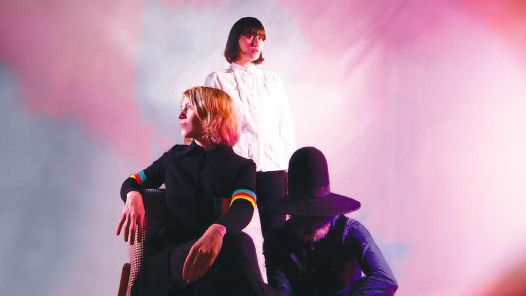 O trio de pop rock Juniore é formado por três francesas: Anna Jean, Samy Osta e Swanny Elzingre.