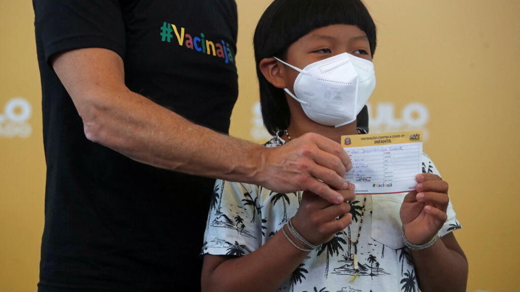 Davi Seremramiwe Xavante, 8 anos, possui seu certificado COVID-19, após receber uma dose da vacina Pfizer-BioNTech contra a doença coronavírus (COVID-19) para crianças, pois o estado de São Paulo inicia a vacinação para crianças de 5-11 anos de idade, no Hospital das Clínicas em São Paulo, Brasil, em 14 de janeiro de 2022.