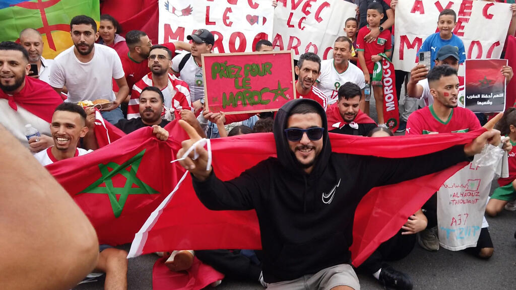 4 jours après le séisme au Maroc, l’équipe du Maroc affrontait le Burkina Faso à l’occasion d’un match amical. Les supporters marocains sont venus en nombre de toute l’Europe assister à la rencontre. Lens, le 12 septembre 2023.