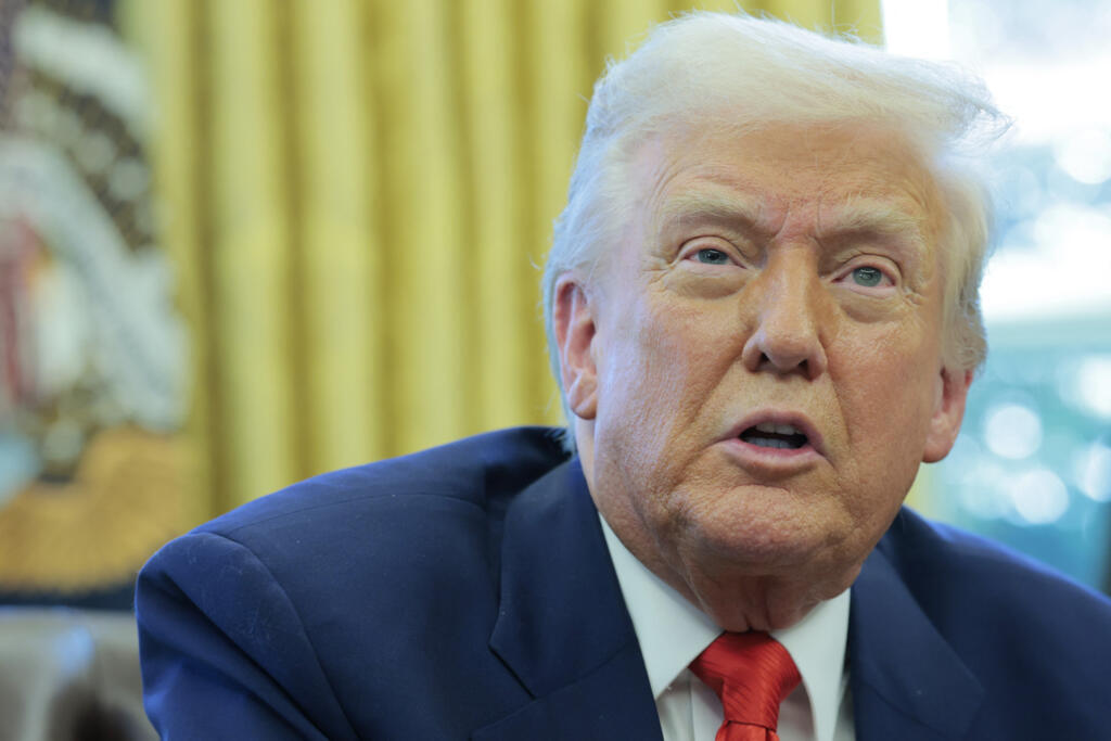 O Presidente dos EUA, Donald Trump, fala aos repórteres no Salão Oval da Casa Branca em 09 de abril de 2025 em Washington, DC. O Presidente Trump assinou várias ordens executivas, incluindo a revogação de regulamentações ilegais e a redução de barreiras regulatórias anticompetitivas. Hoje cedo, Trump anunciou uma pausa de 90 dias no efeito total de suas novas tarifas para dezenas de países, com exceção da China.