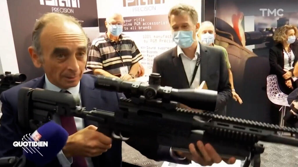 Visitando o salão Milipol, Eric Zemmour se diverte visando jornalistas.