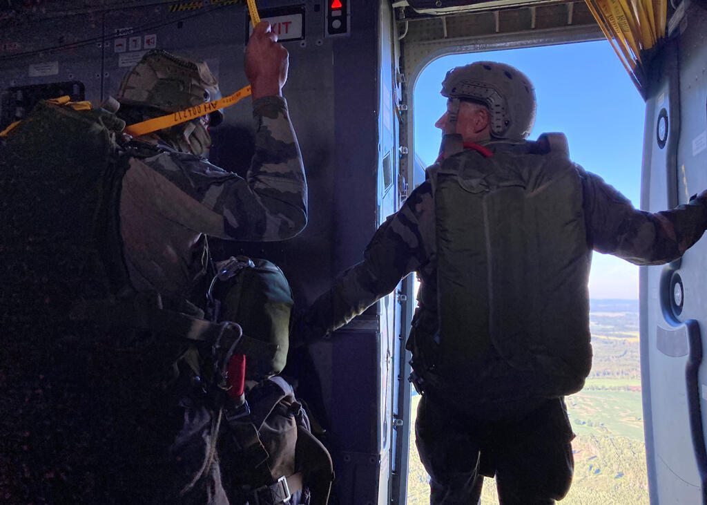 Des parachutistes du 2ème REP s’apprêtent à sauter au-dessus de l’Estonie dans le cadre d’un exercice.