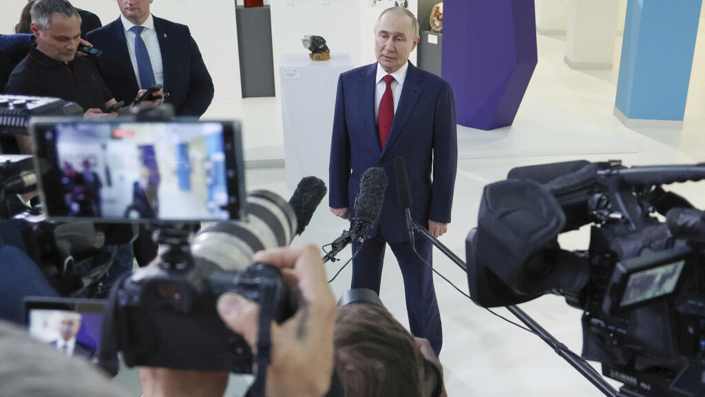 Le président russe Vladimir Poutine s'adresse aux journalistes après son entretien téléphonique avec le président américain Donald Trump au parc scientifique et artistique Sirius, près de Sotchi, en Russie, le lundi 19 mai 2025.