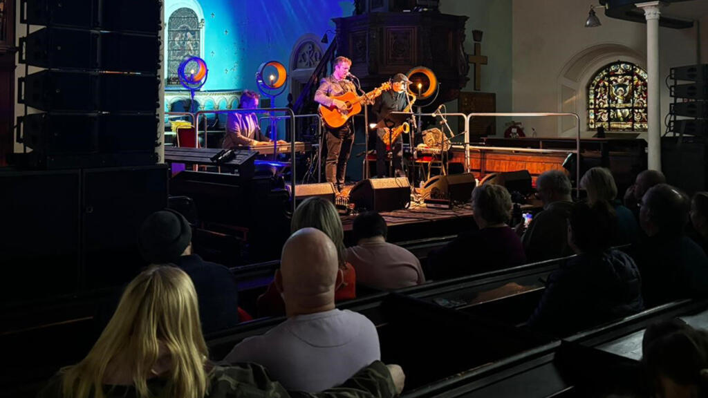 Padraig Jack, chanteur irlandais sur la scène du TradFest dans l'église Pepper Cannister à Dublin.