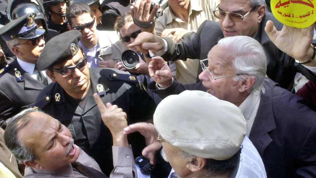 Manifestation contre le président Hosni Moubarak, le 30 mars 2005, au Caire (Egypte). Nabil el-Ezabi (gauche) et George Ishak (2è dr), un des leaders du mouvement Kefaya.