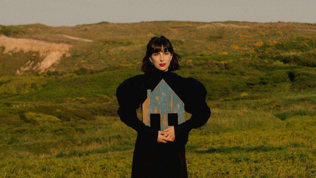 «MAISON» est le deuxième album de la chanteuse française Coline Rio.