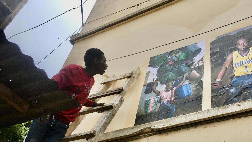 Des photos collées sur les murs d'Adjamé-220 Logements, à Abidjan.