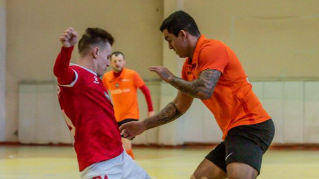 Jonatan Bruno Santiago, conhecido como Moreno, de camisa laranjada, à direita, quando jogava na Ucrânia. 