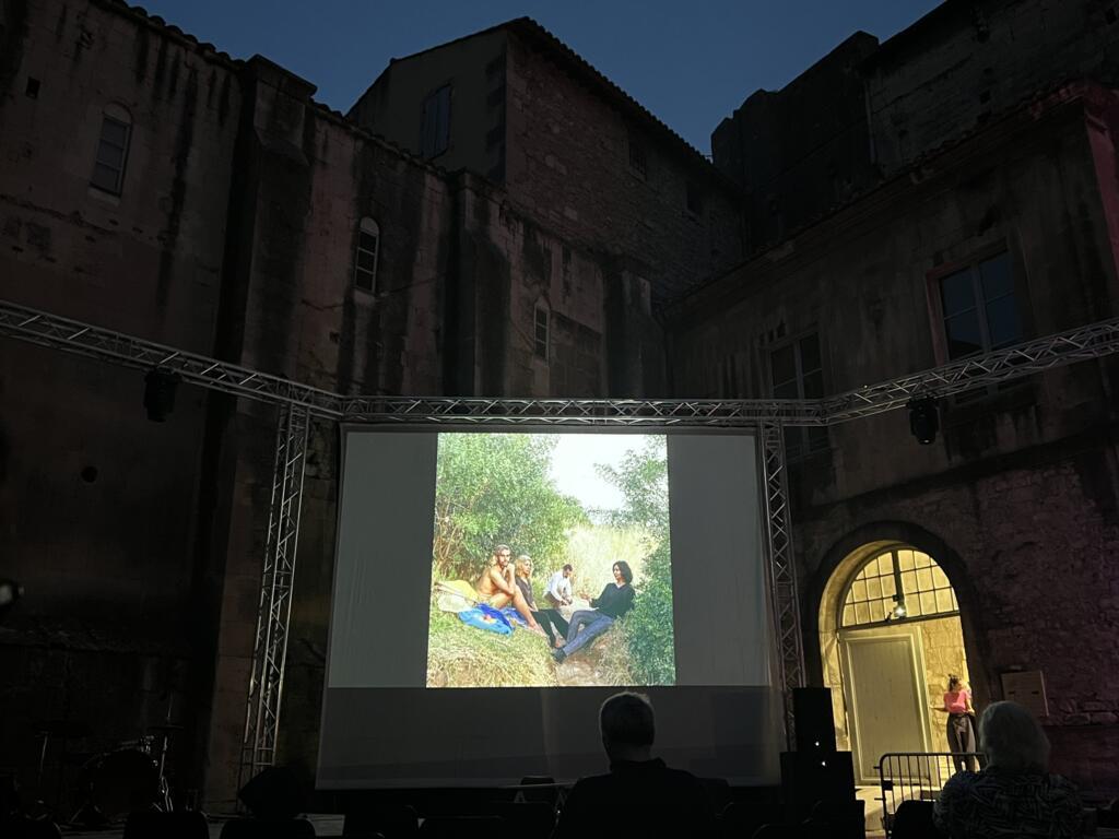 Projeção da série "O Parque", de Andrea Eichenberger, durante mostra paralela Brasil Imprevisto, em Arles (5/7/23).