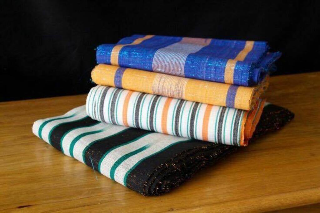 Une pile de tissus kanvo.