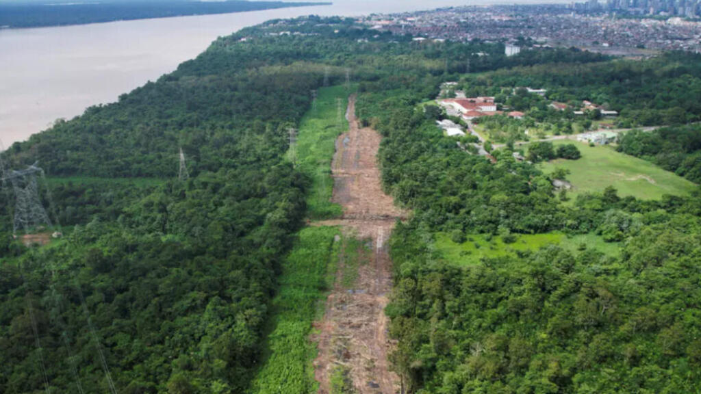 Une vue par drone montre la construction de la route Avenida Liberdade avant le sommet climatique COP30, à Belém, dans l'État de Para, au Brésil, le 4 février 2025. [Image d'illustration]