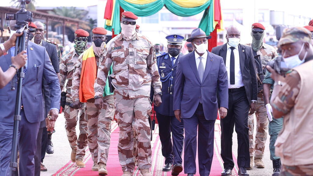 Le président ivoirien Alassane Ouattara et le chef de la junte guinéenne, le commandant Mamady Doumbouya, à Conakry, le 17 septembre 2021.