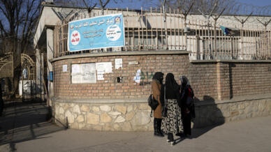 Des étudiantes afghanes devant l'université de Kaboul, mercredi 21 décembre 2022. Dans la capitale afghane, les forces de sécurité talibanes font respecter l'interdiction faite aux femmes de suivre des études supérieures en bloquant l'accès aux campus universitaires.