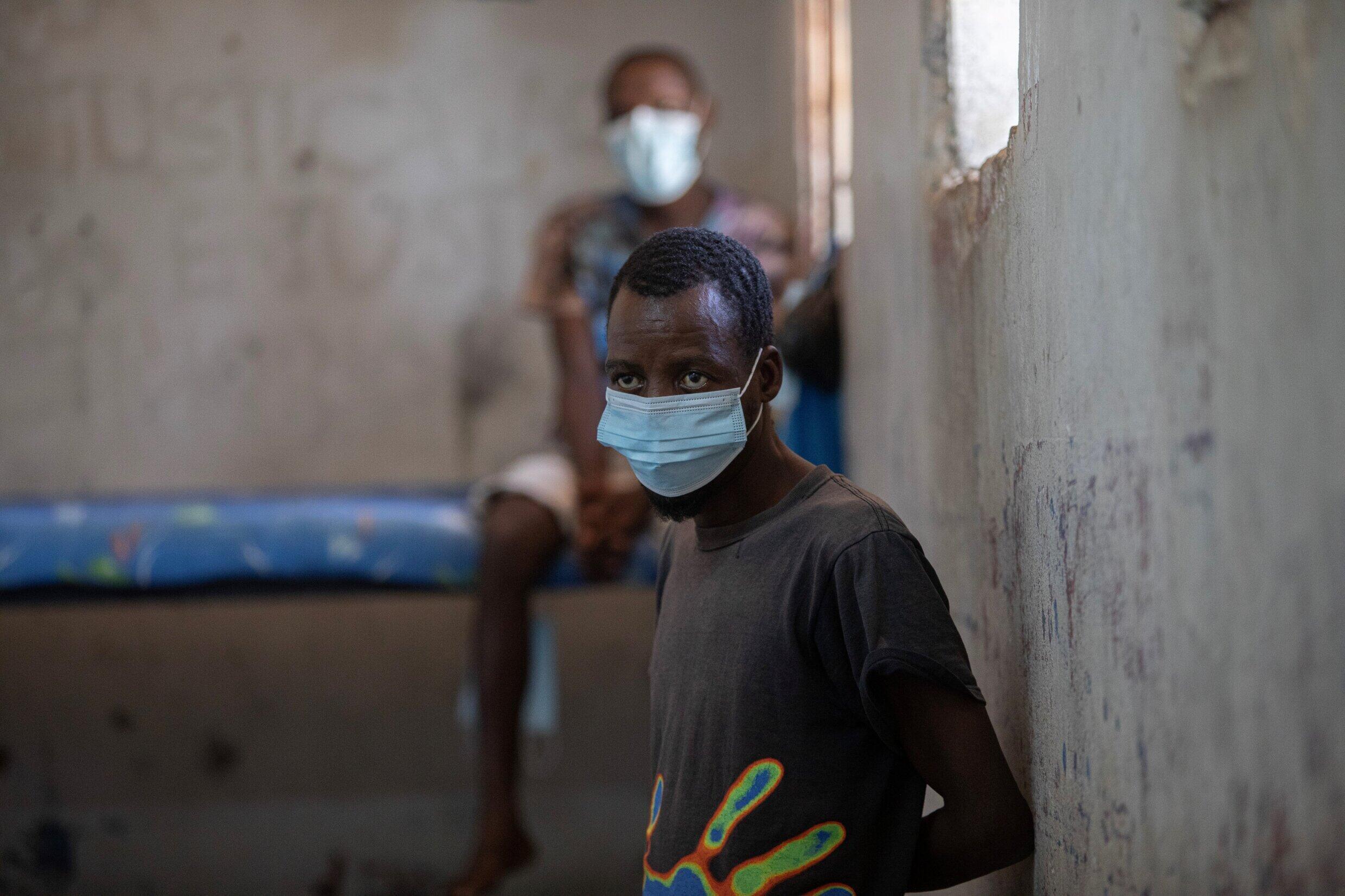 Unos presos enfermos de tuberculosis, aislados en una celda de la prisión de máxima seguridad de Maputo el 6 de noviembre de 2023
