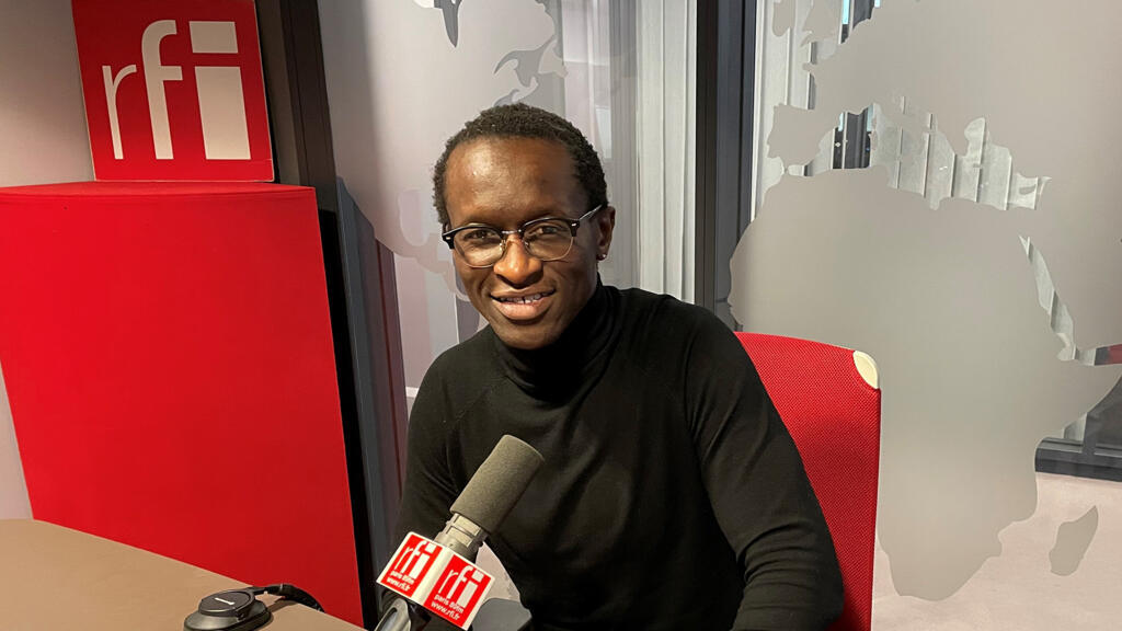 Roger Biwandu au micro de Joe Farmer.